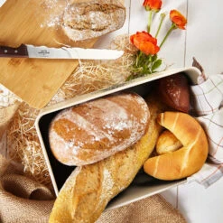 Stigby 2-in-1 Brotkasten Mit Schneidebrett Metallblech Bambus 13 Stigby 2-in-1 Brotkasten Mit Schneidebrett Metallblech Bambus -Klarstein 10038107 yy 0005 logo